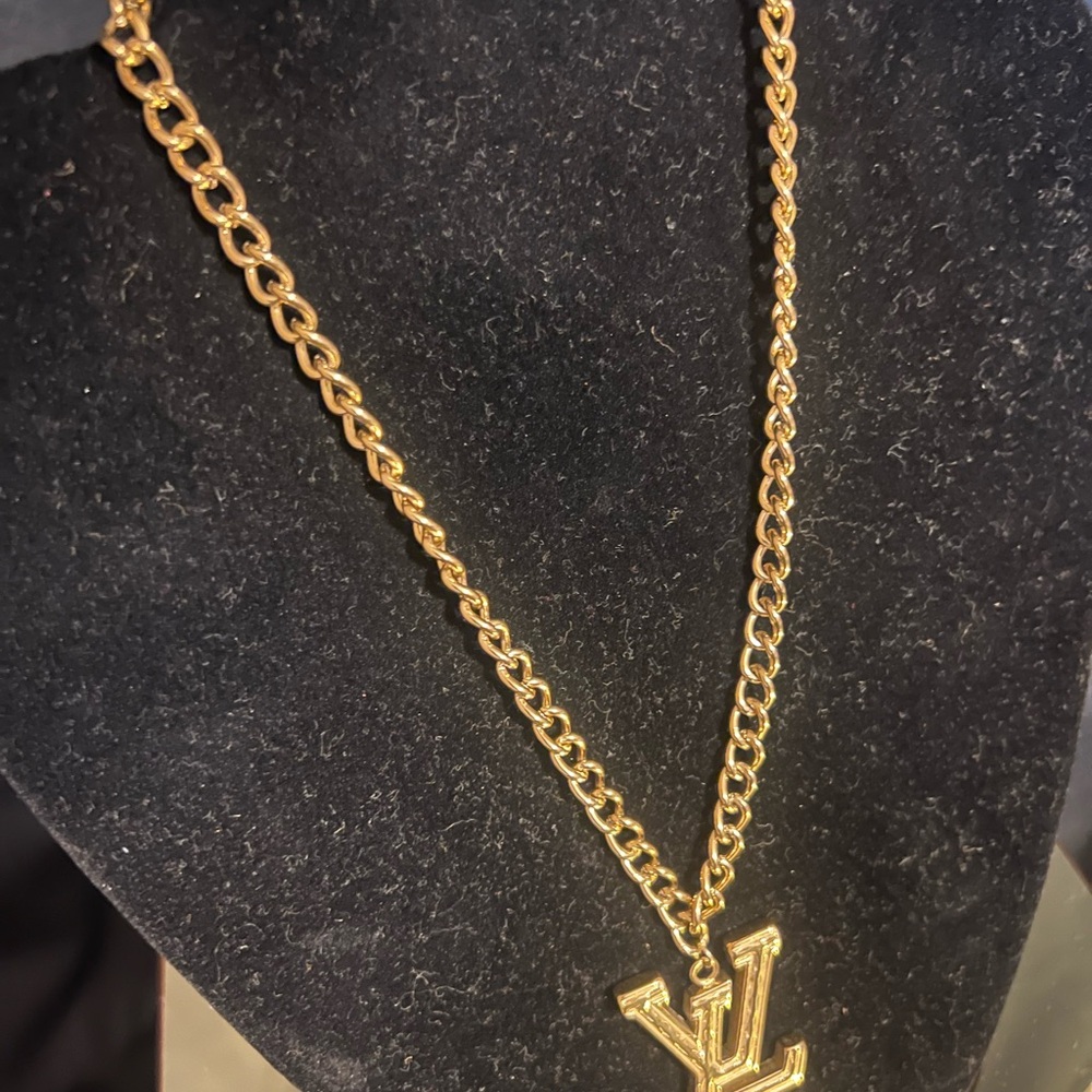 Louis Vuitton LV Pendant Necklace - Picture 3 of 7